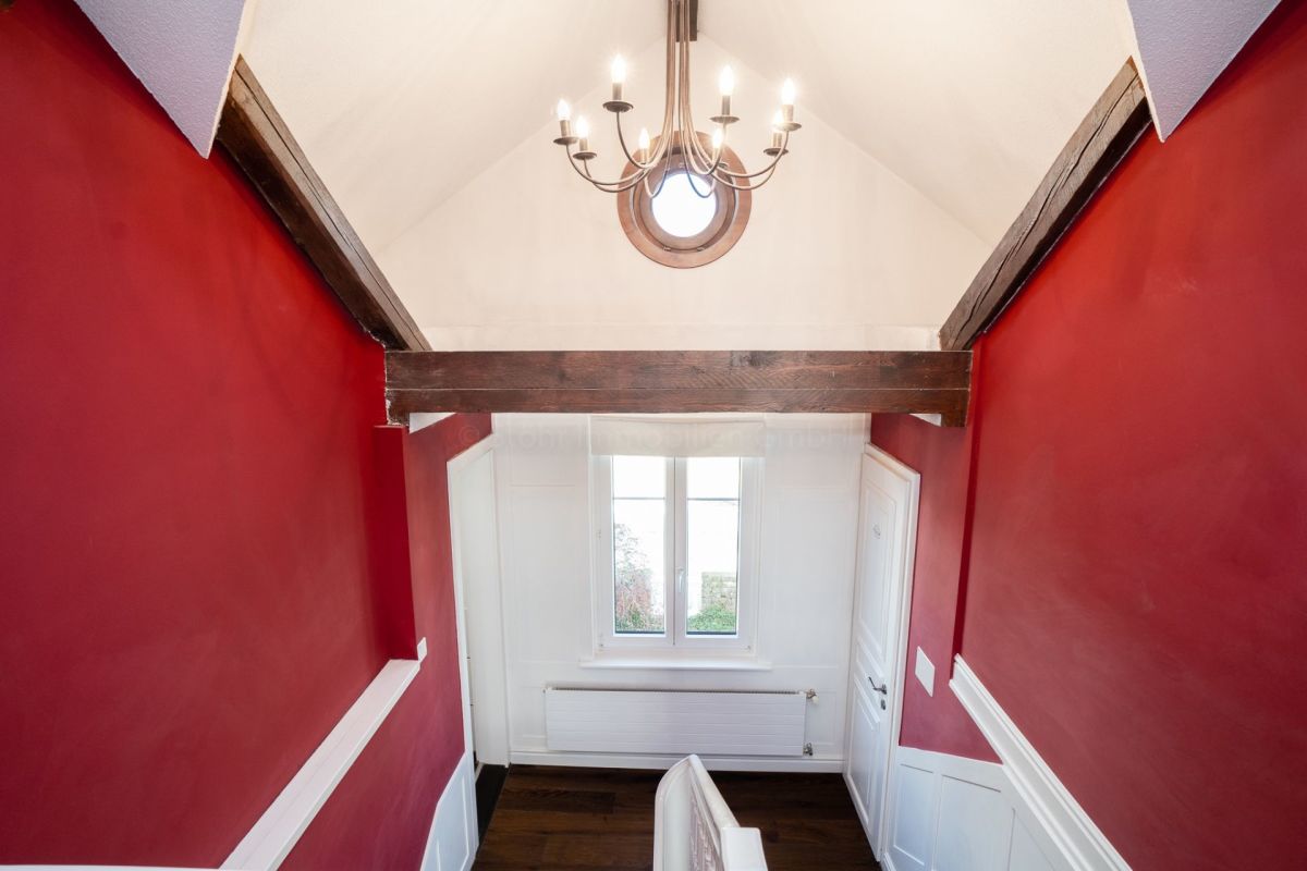 Treppenhaus mit roter Wandgestaltung