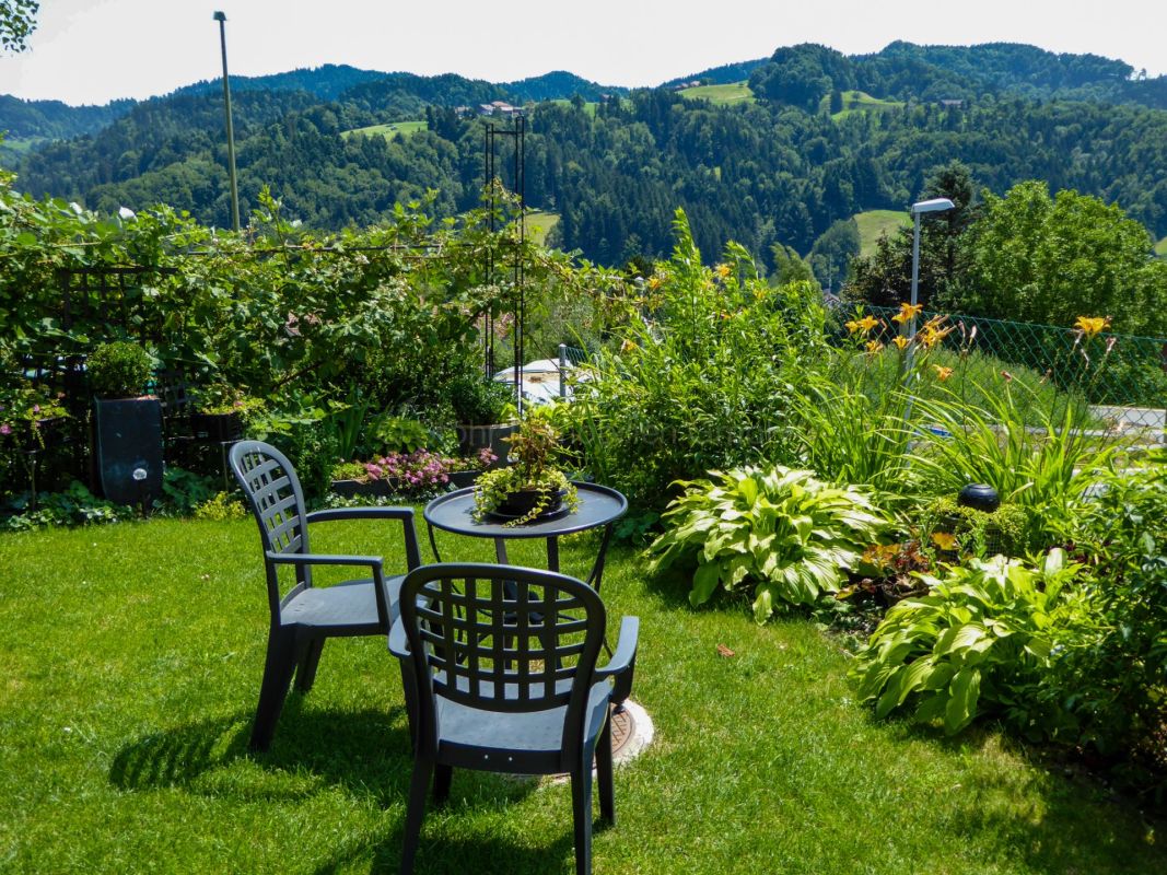 Garten mit Sitzgruppe und Bergblick
