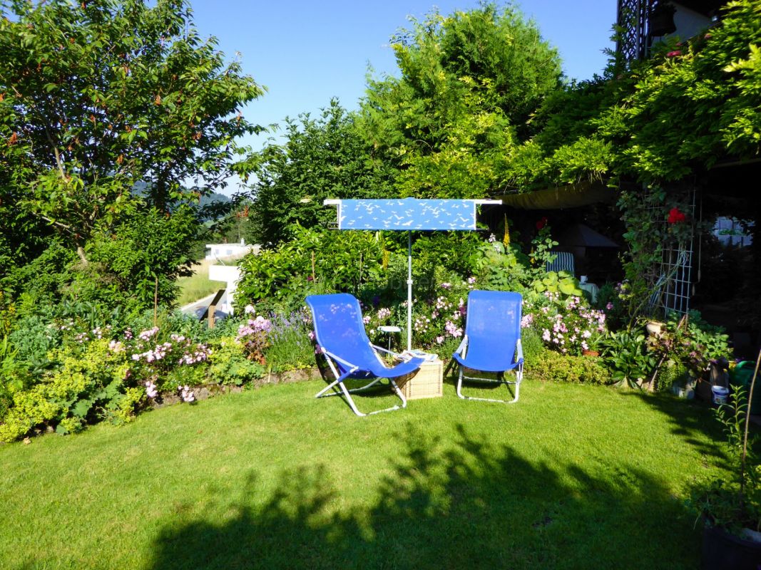 Garten mit zwei Liegestühlen