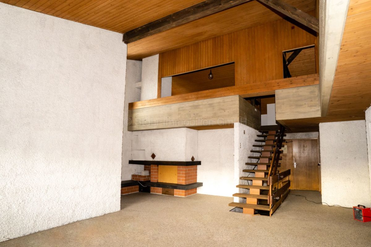 Wohnraum mit Galerie und Holztreppe