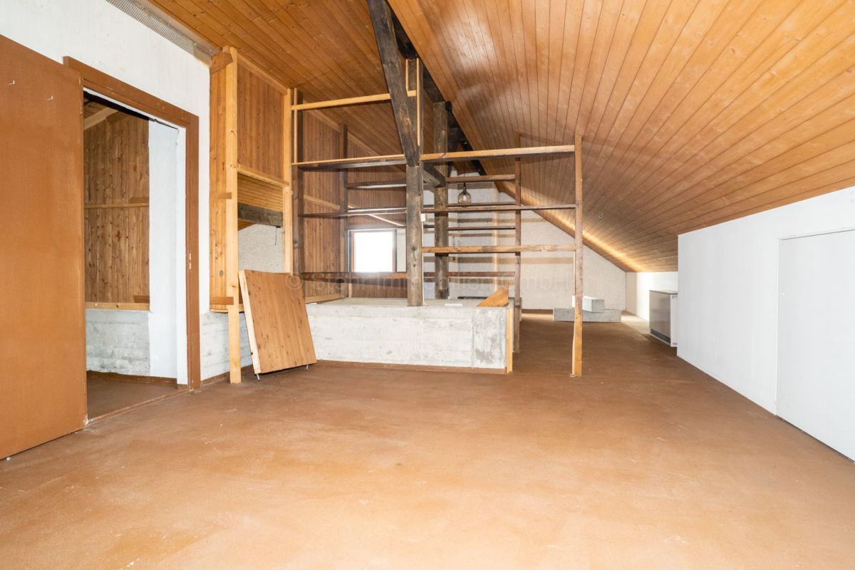 Ausgebauter Dachbodenraum mit Holzverkleidung