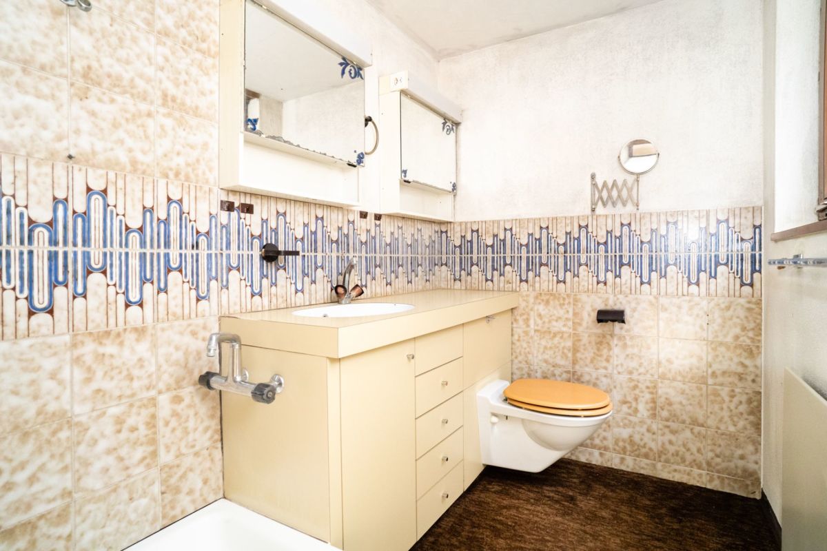 Gäste-WC mit Retro-Fliesen