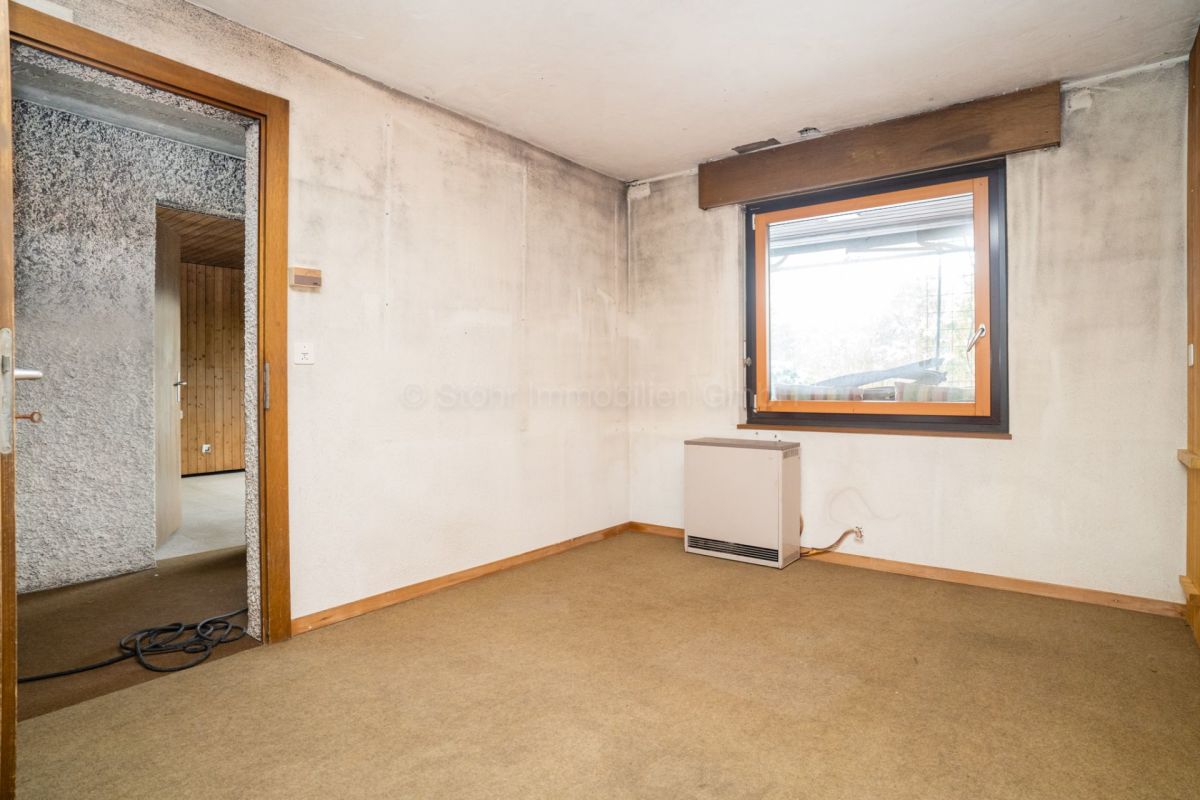 Kleiner leerer Raum mit Teppichboden