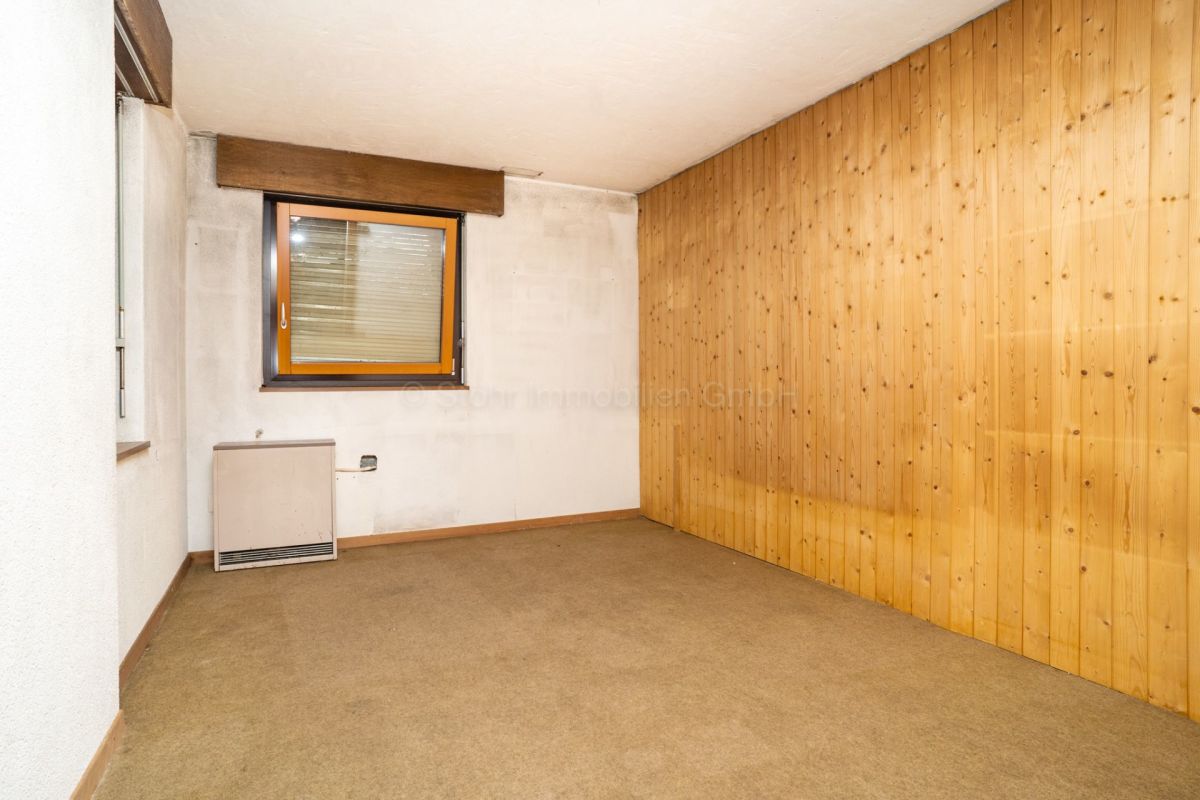 Kleiner Innenraum mit Holzpaneelwand