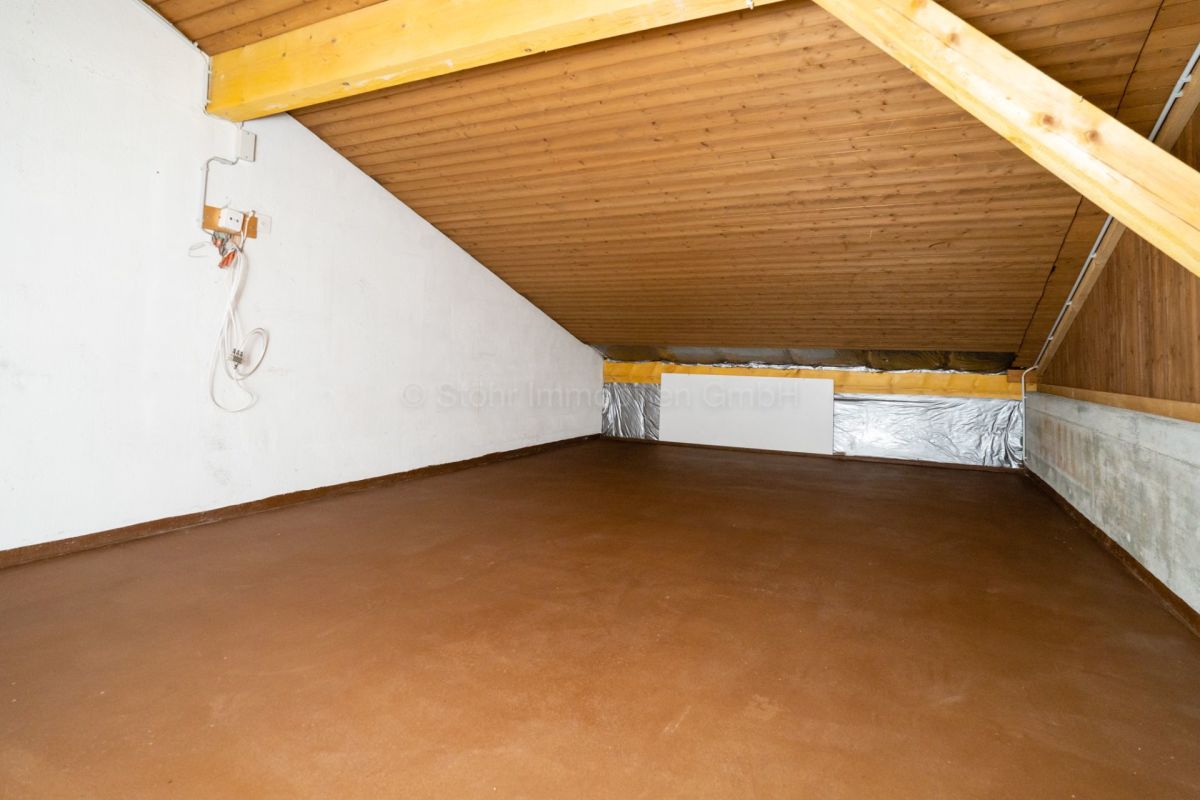 Dachboden mit geneigter Holzdecke