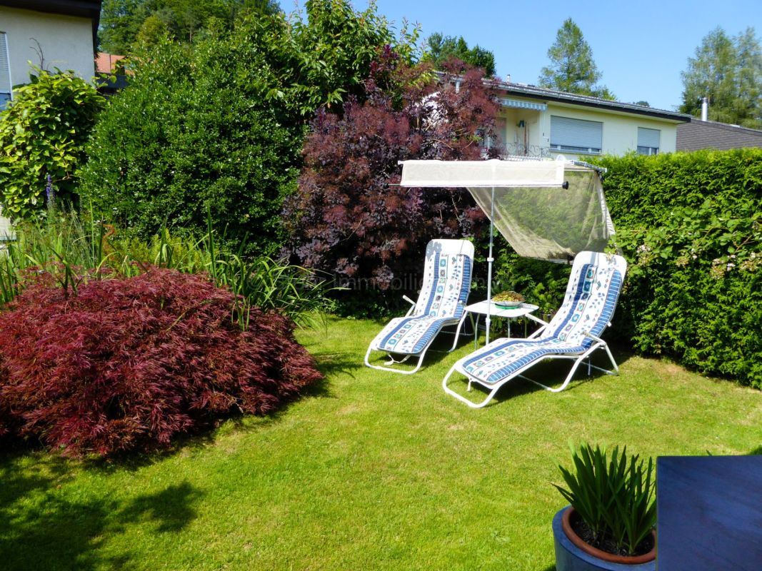 Garten mit Sonnenliegen