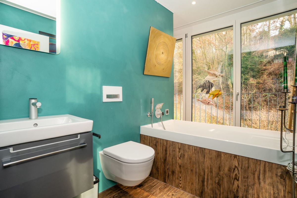 Modernes Bad mit freistehender Wannenoptik und Naturblick