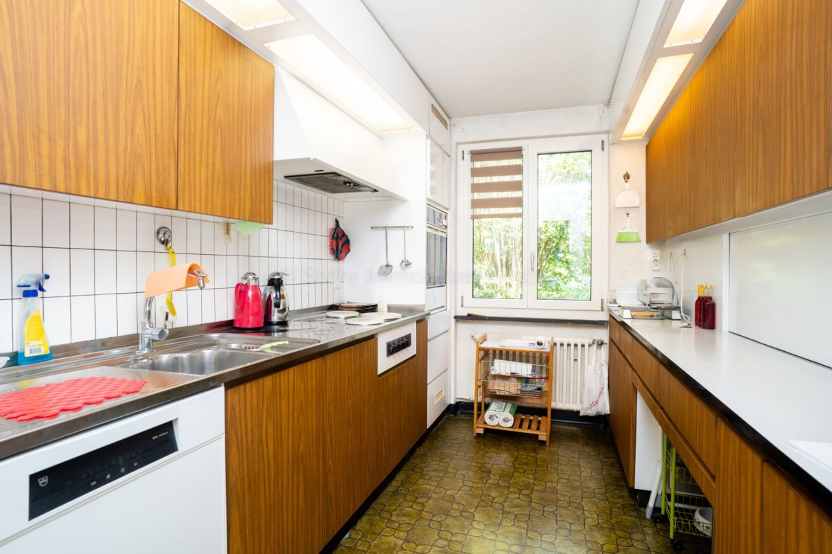 Kompakte Küche mit Holzfronten