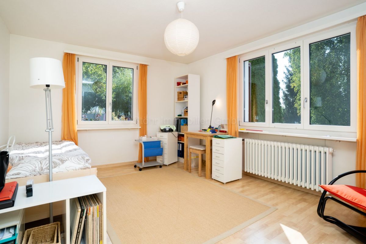 Helles Schlafzimmer mit Arbeitsbereich