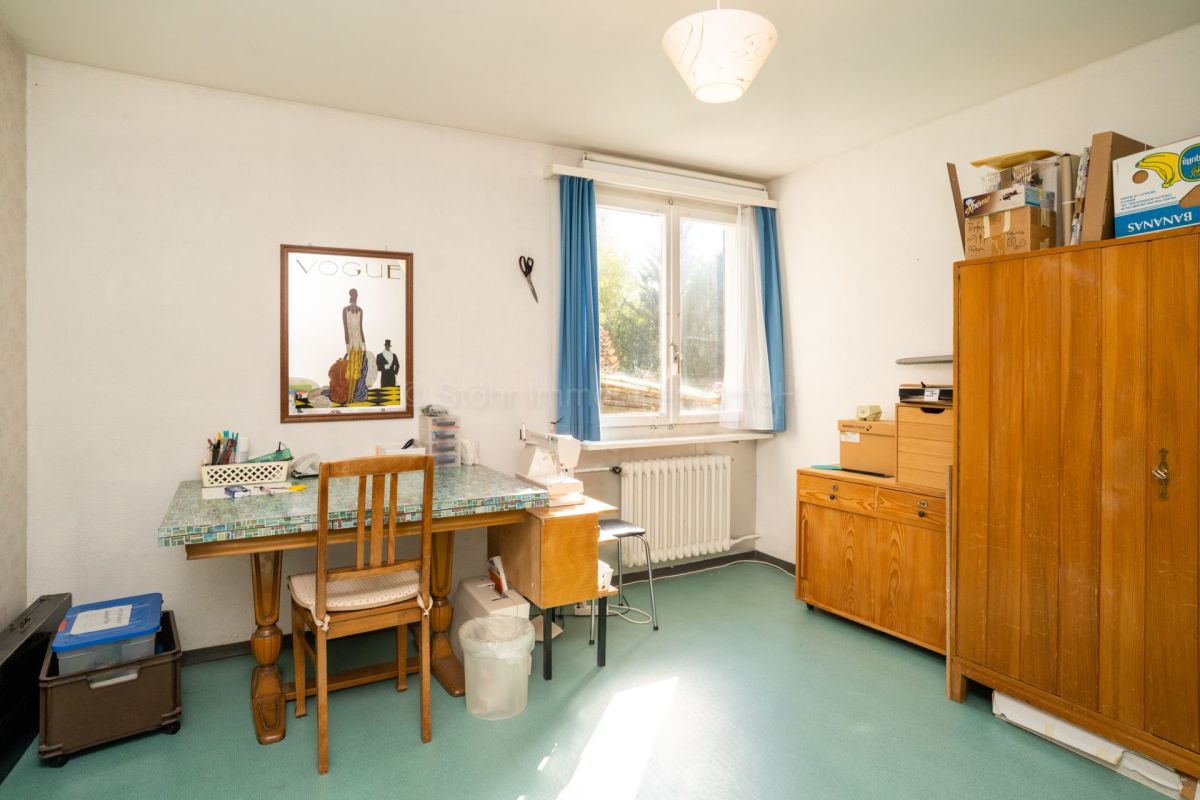 Arbeits- bzw. Schlafzimmer mit Möbeln