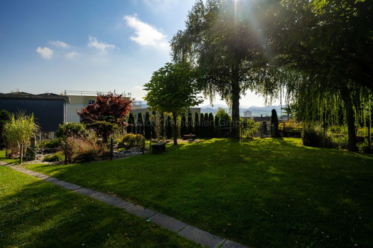 Garten mit großem Rasen und Blick ins Grüne