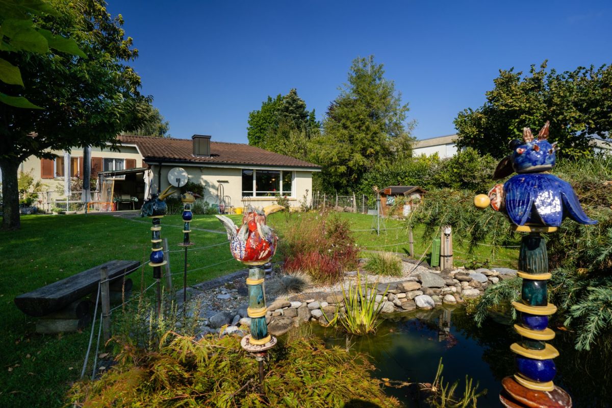 Großer Garten mit Teich und Einfamilienhaus