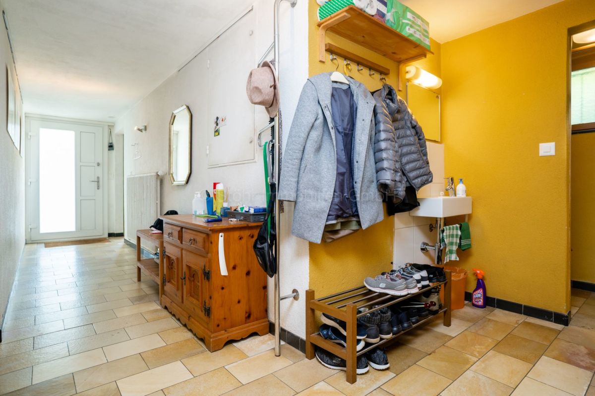 Heller Eingangsbereich mit Garderobe
