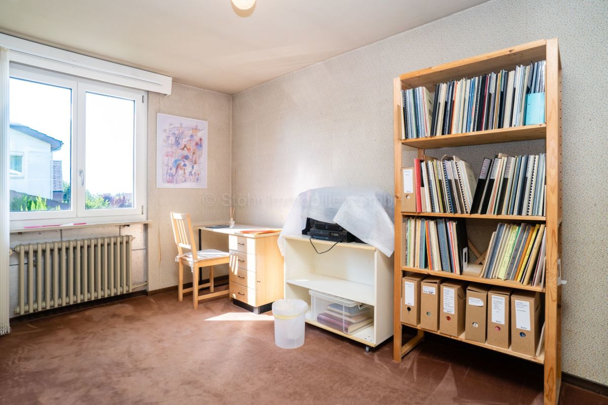 Helles Arbeitszimmer mit Bücherregal
