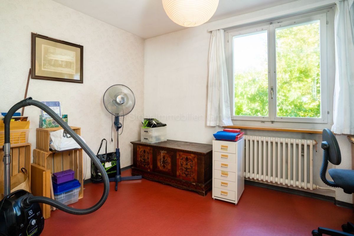 Helles Zimmer mit Fenster und Heizkörper
