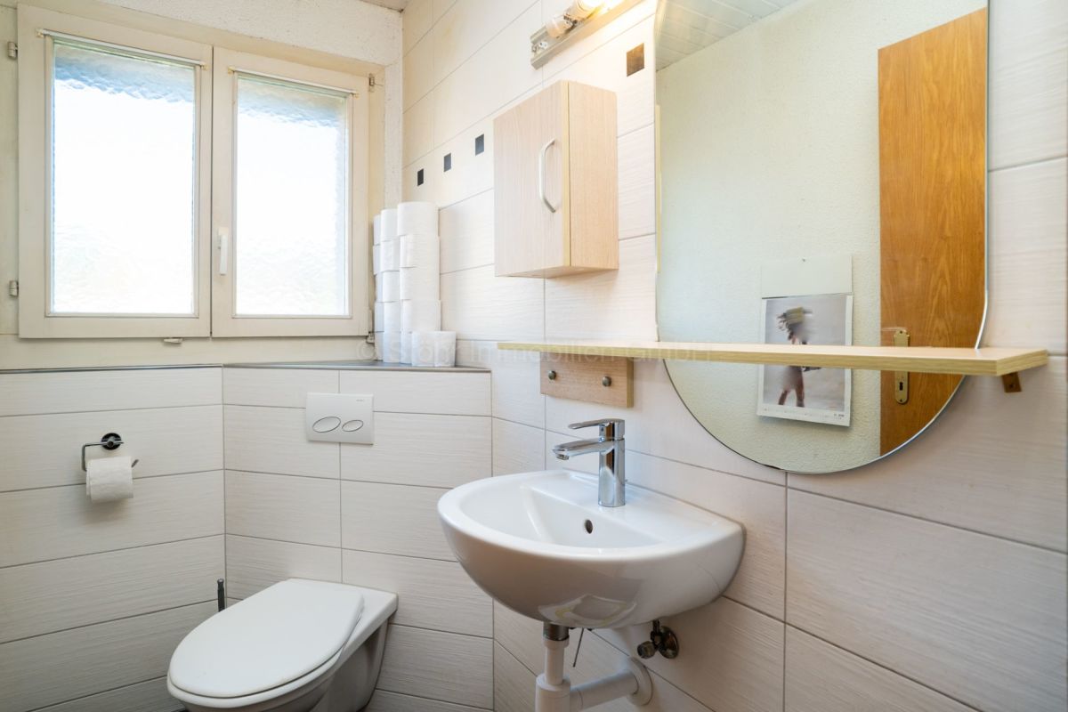 Gäste-WC mit Fenster und Waschtisch