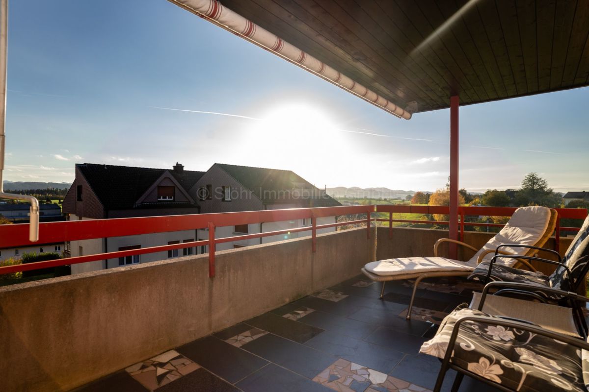 Sonniger Balkon mit Ausblick