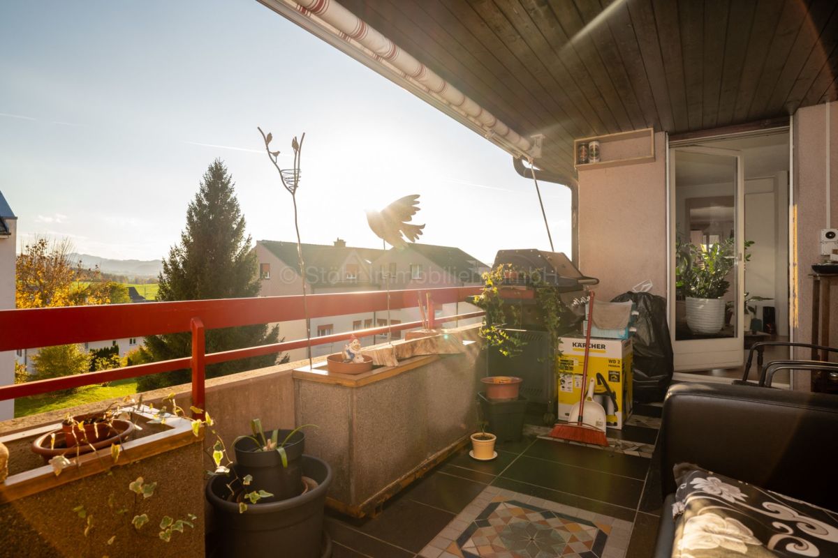 Balkon mit Abendsonne und Blick ins Grüne