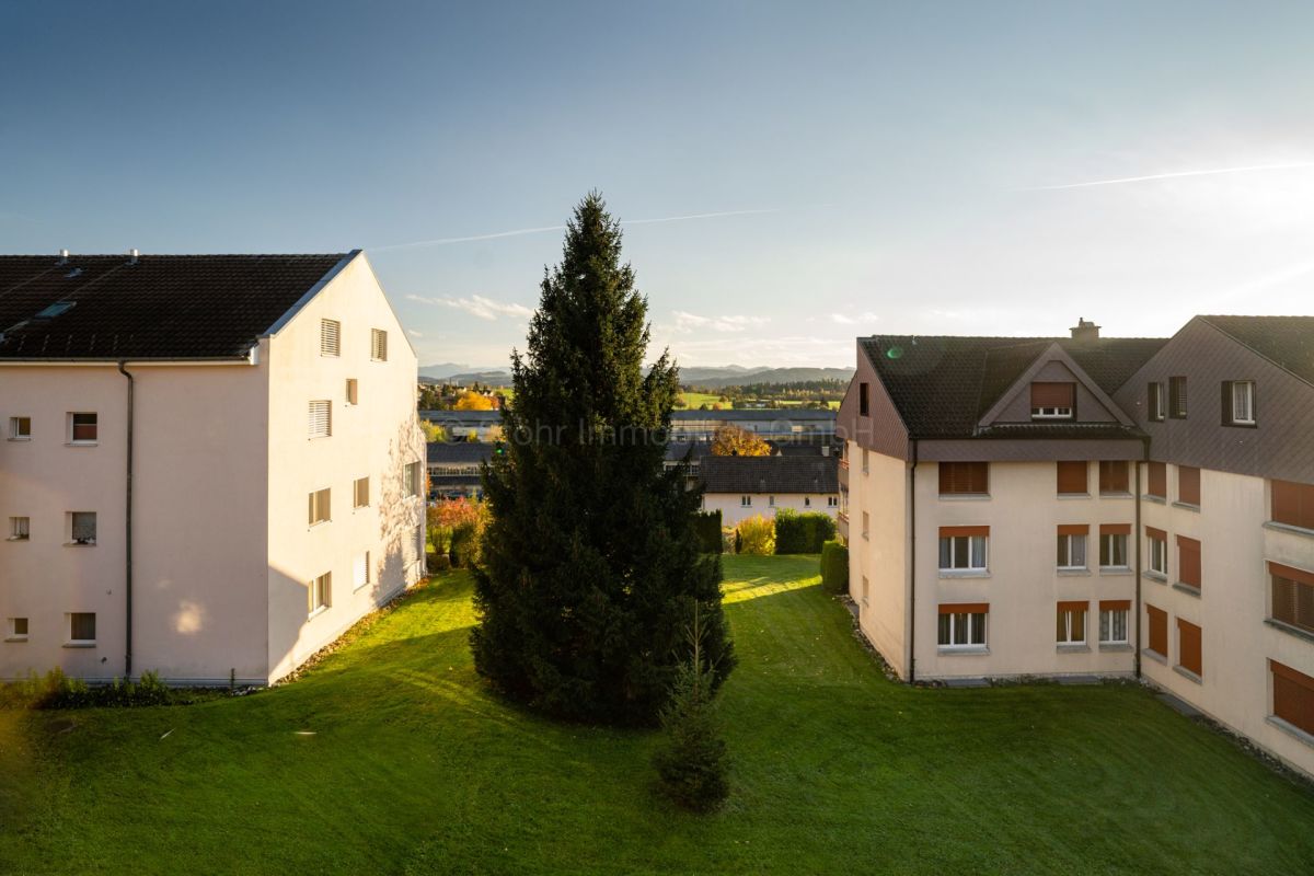 Außenansicht von Wohngebäuden mit Grünfläche