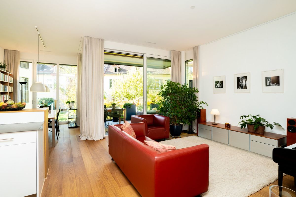 Helles Wohn-Esszimmer mit großer Fensterfront