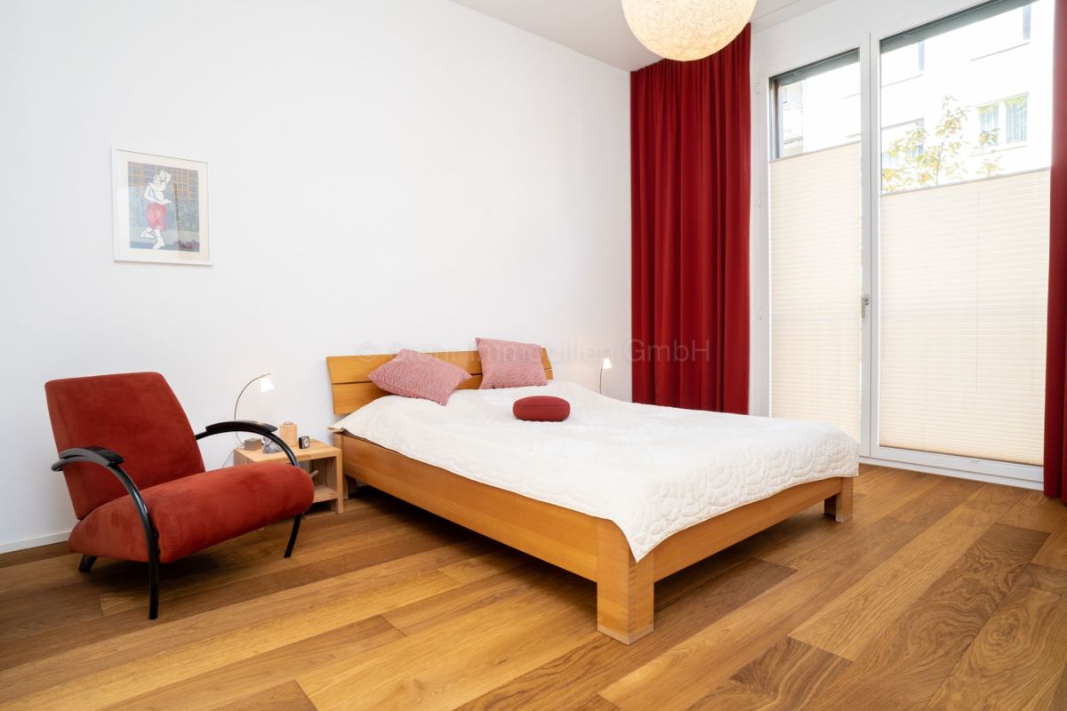 Modernes Schlafzimmer mit rotem Akzent