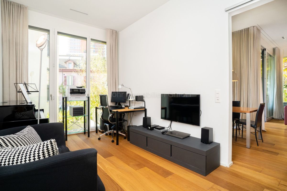 Helles Wohn- und Arbeitszimmer mit Zugang nach draußen