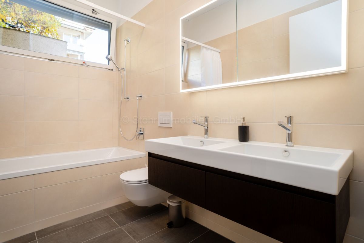 Modernes Badezimmer mit Badewanne und Doppelwaschtisch