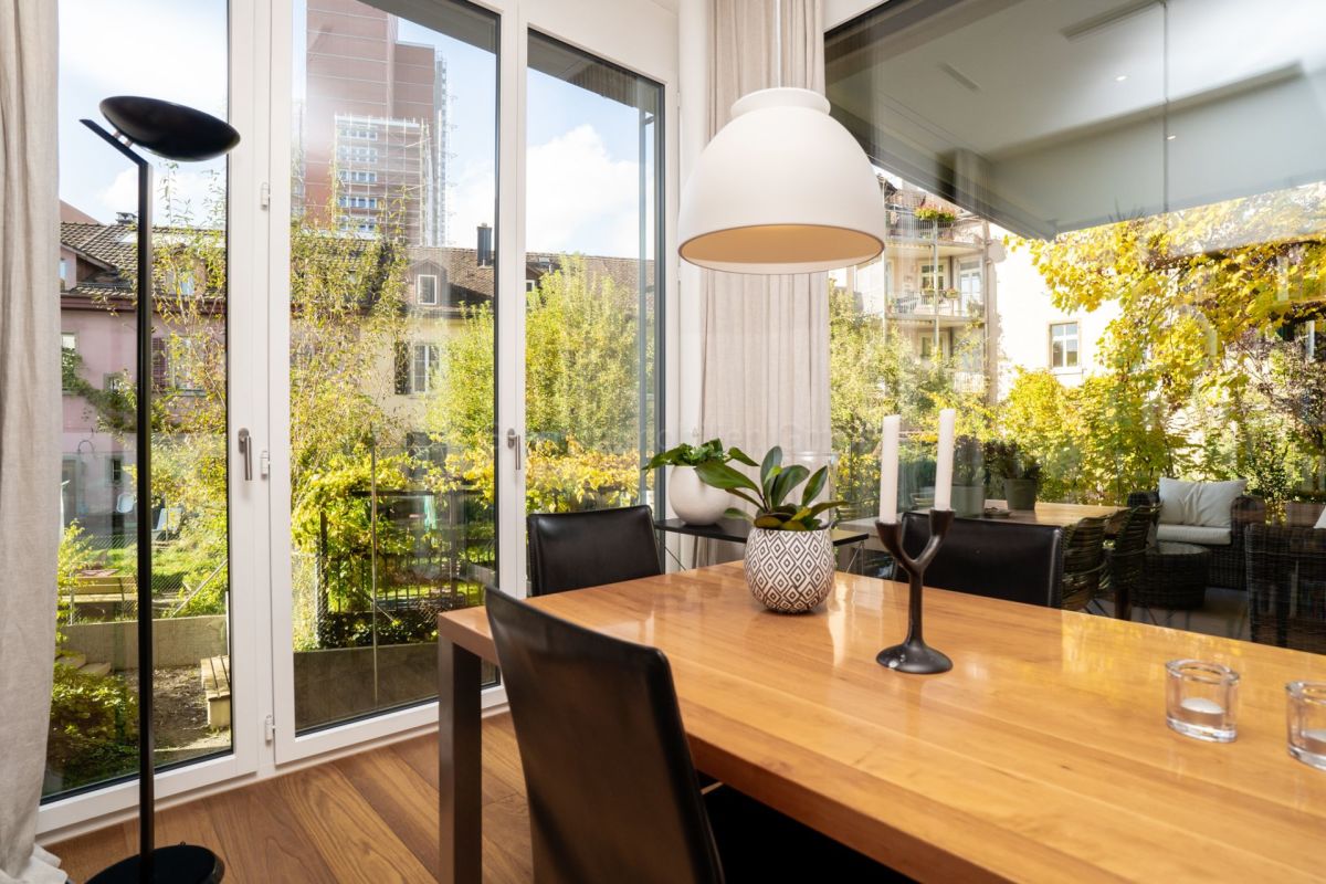 Essbereich mit großem Fenster und Gartenblick