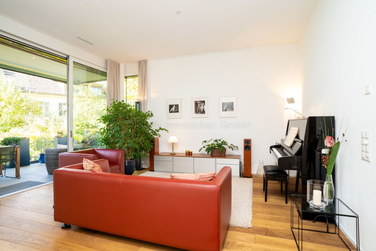 Helles Wohnzimmer mit Klavier und Zugang zur Terrasse