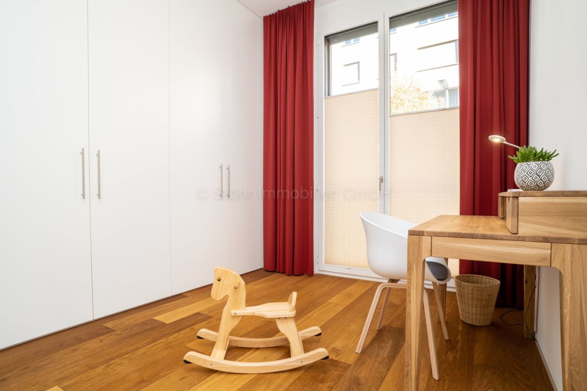 Helles Kinderzimmer mit Arbeitsplatz