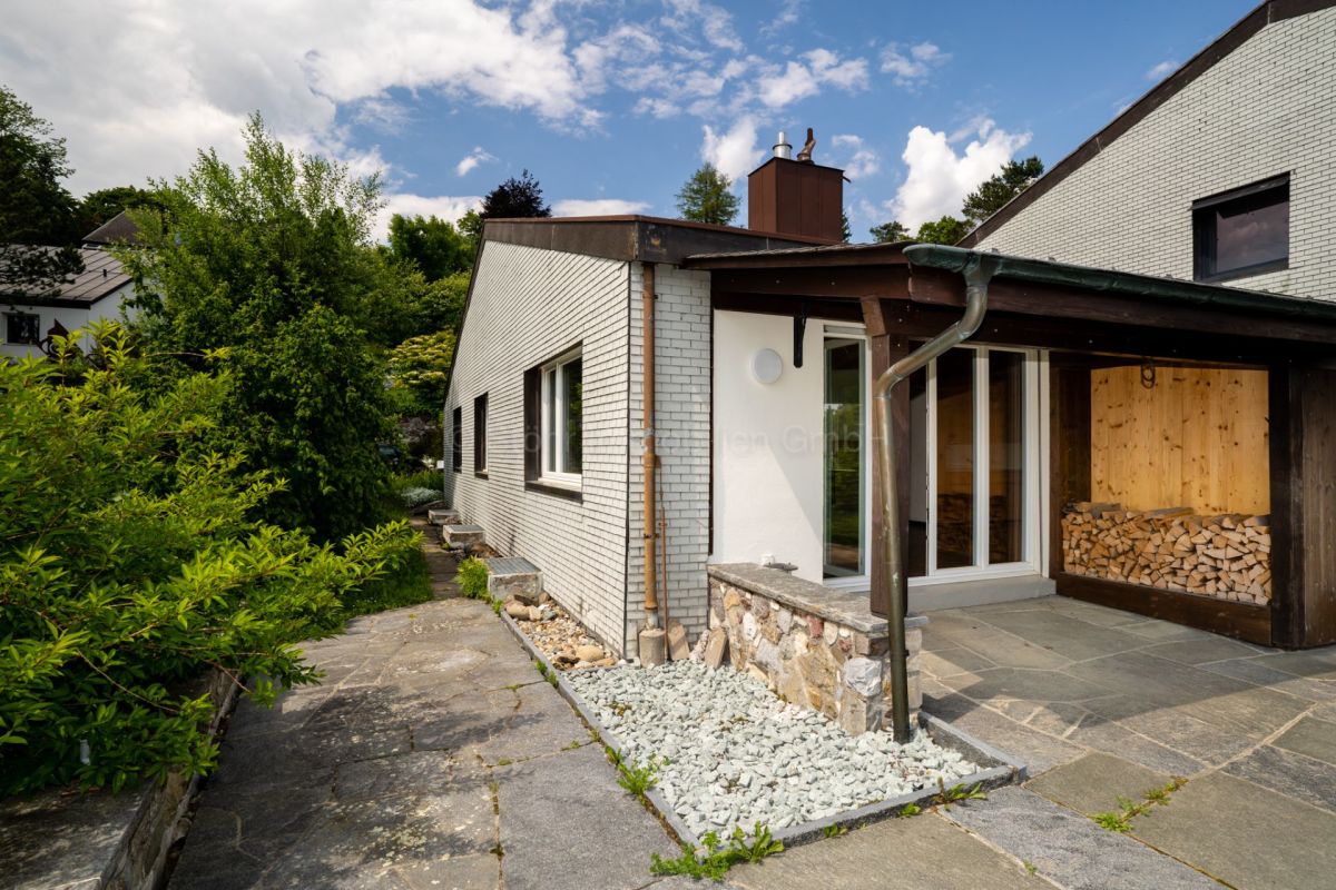 Außenansicht eines modernen Wohnhauses mit Terrasse