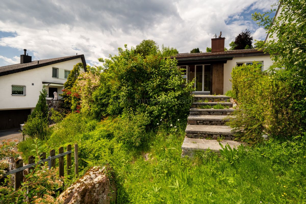 Gartenansicht eines Wohnhauses