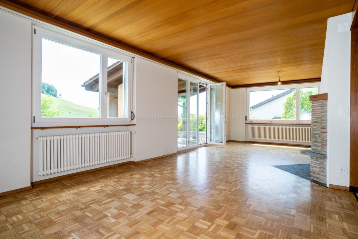 Heller Wohnraum mit Holzdecke und Parkett