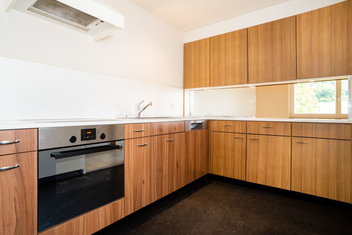 Moderne Küche mit Holzfronten