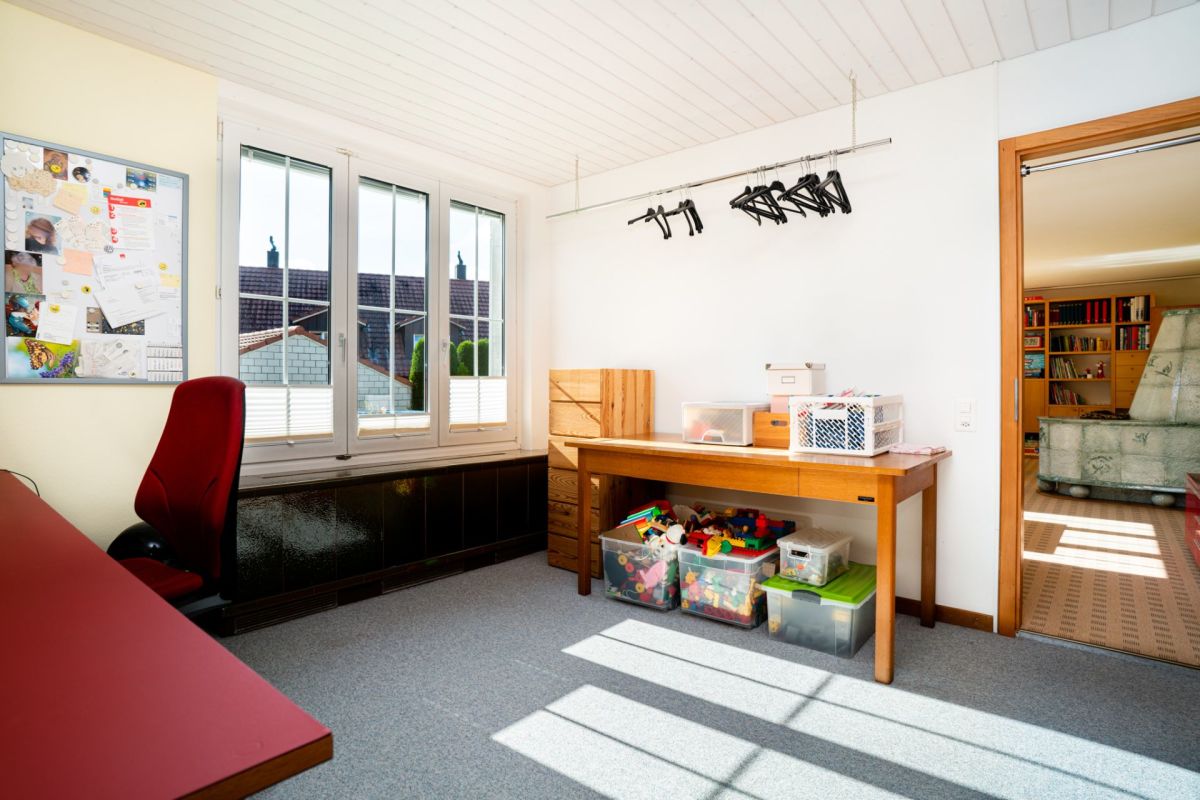 Heller Arbeitsraum mit Fenster und Tisch