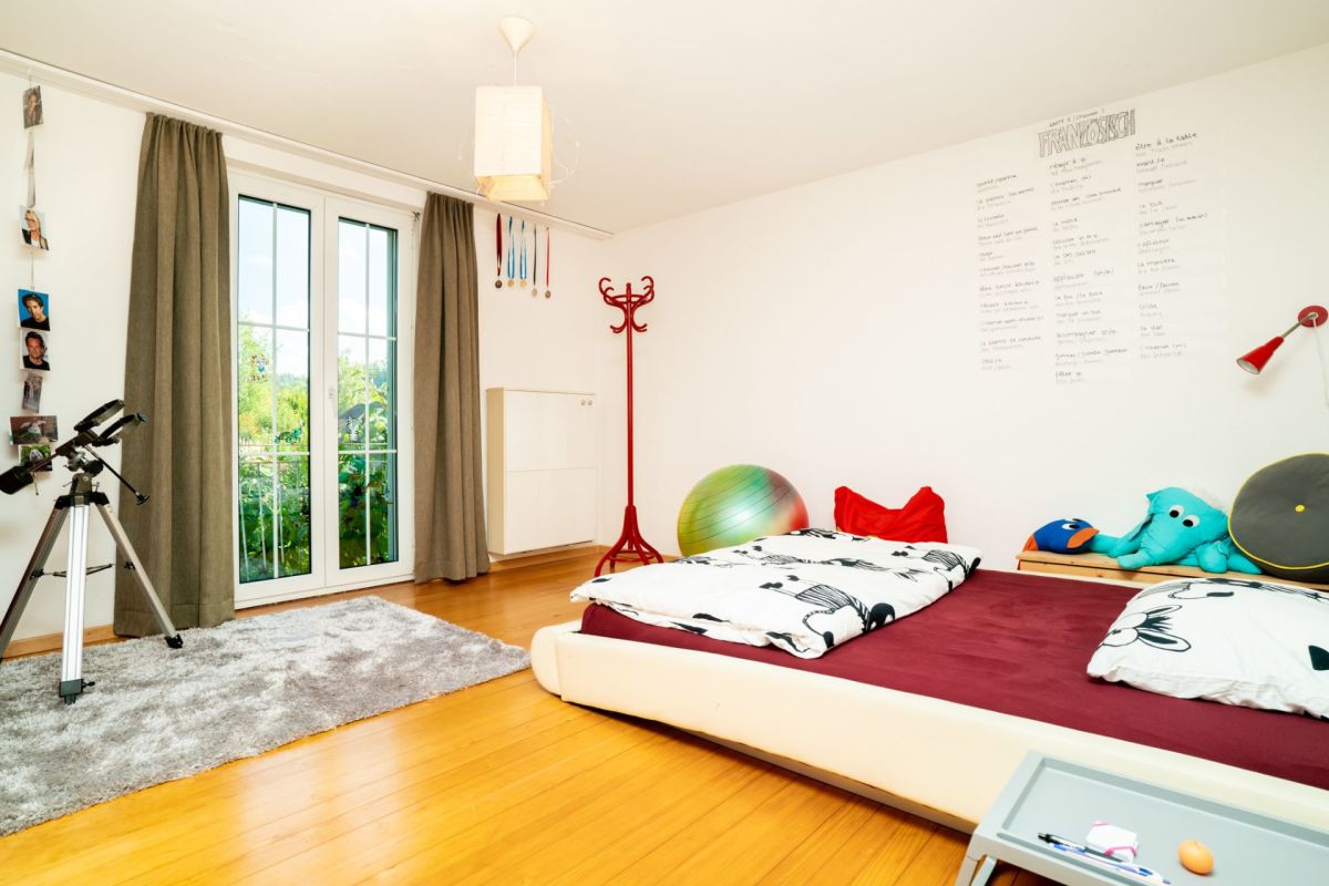 Helles Schlafzimmer mit Balkonzugang
