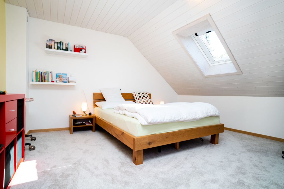 Helles Dachgeschoss-Schlafzimmer