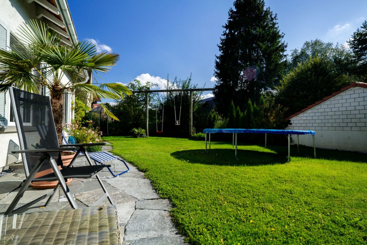 Garten mit Terrasse und Spielbereich