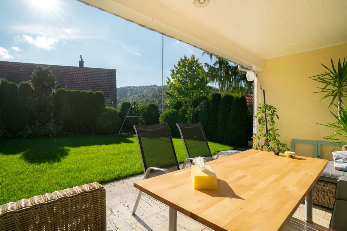 Überdachte Terrasse mit Gartenblick