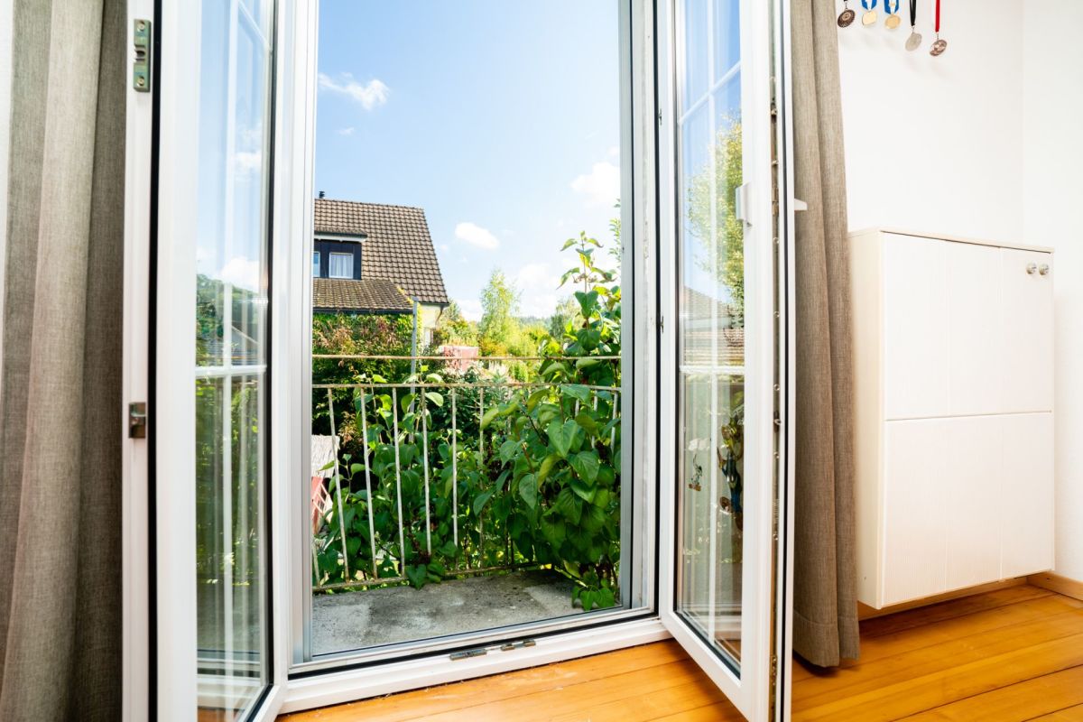 Balkon- oder Terrassentür mit Blick ins Grüne
