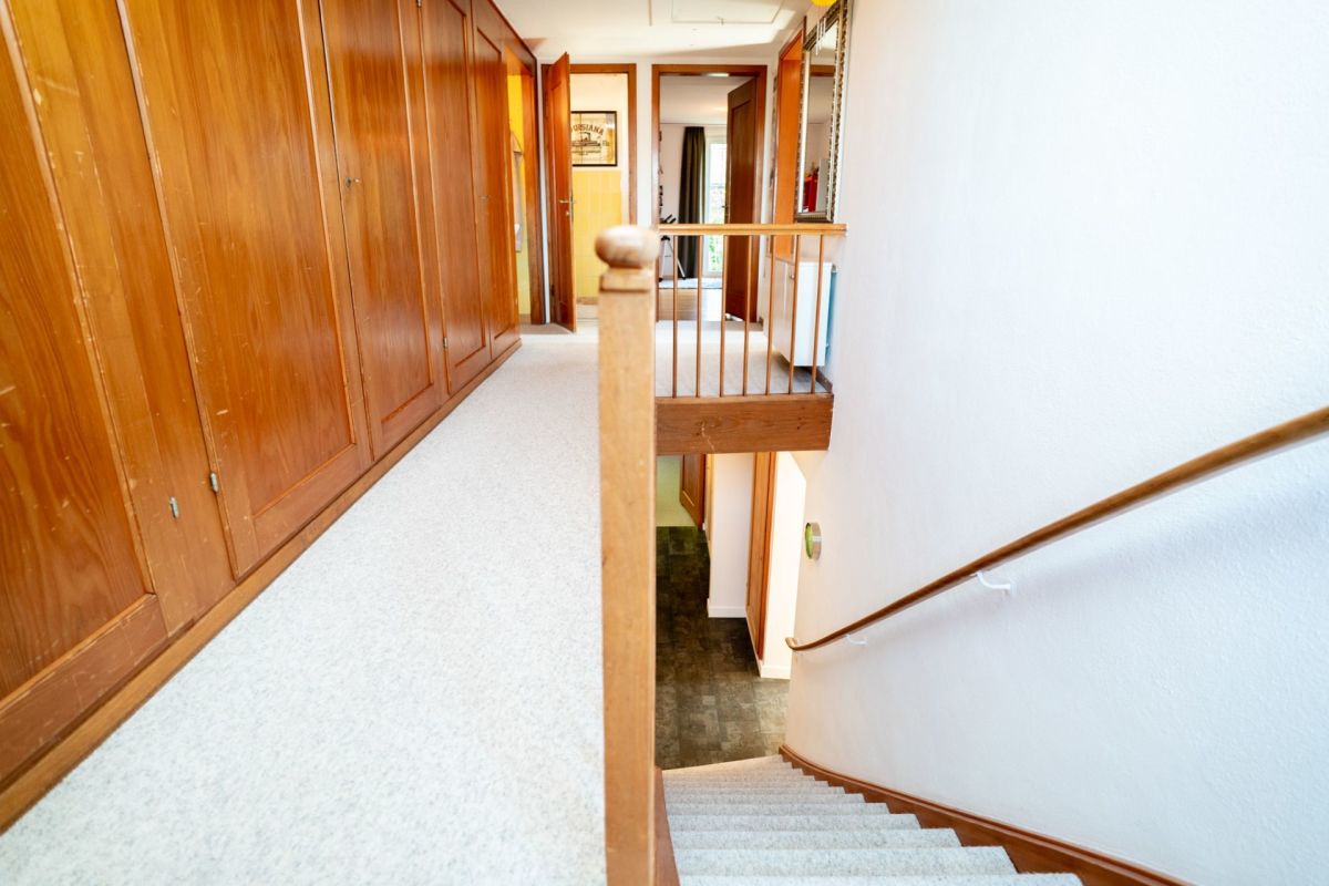 Heller Flur mit Einbauschränken und Treppe