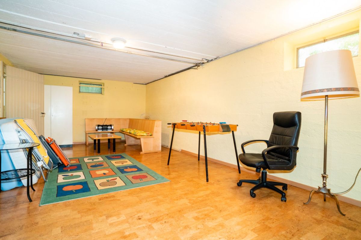 Kellerraum mit Freizeit- und Arbeitsbereich