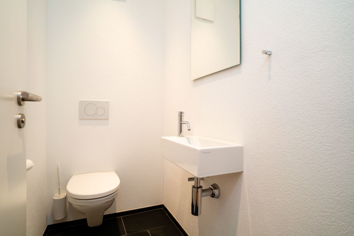 Gäste-WC mit schwebendem WC und Handwaschbecken