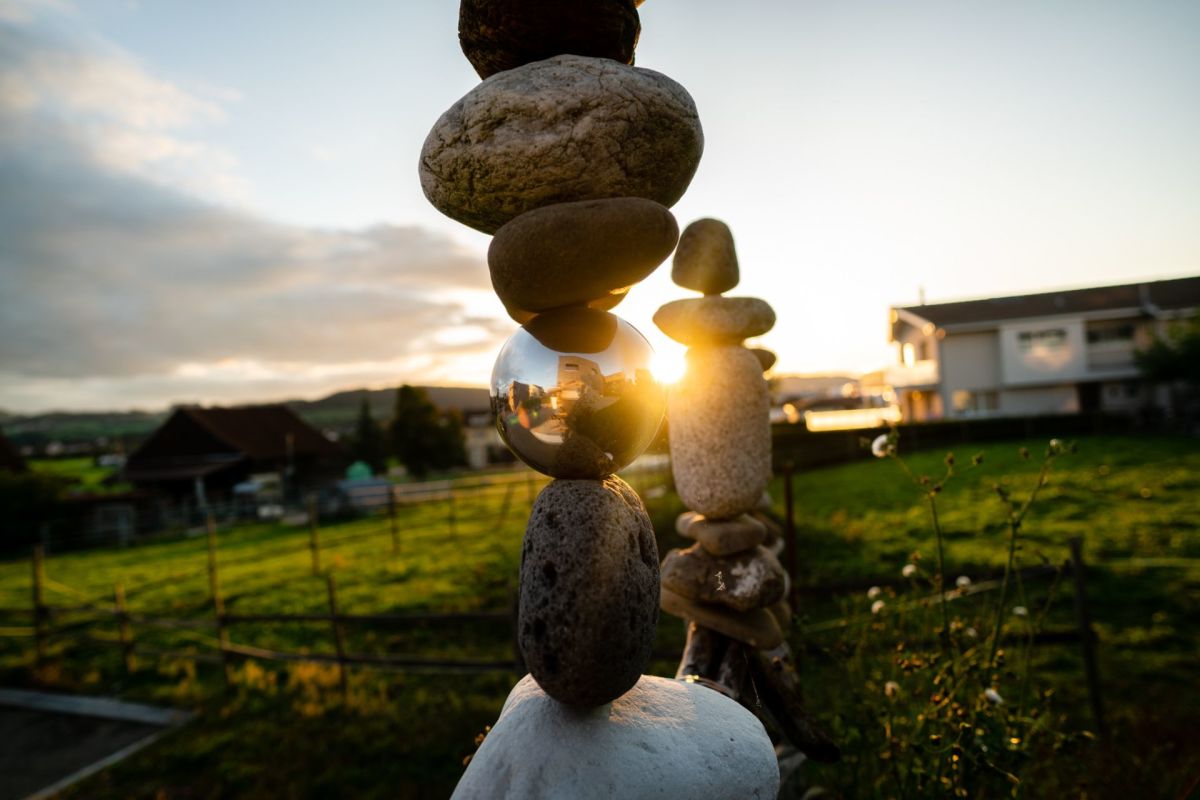 Garten bei Sonnenuntergang mit Steinskulptur