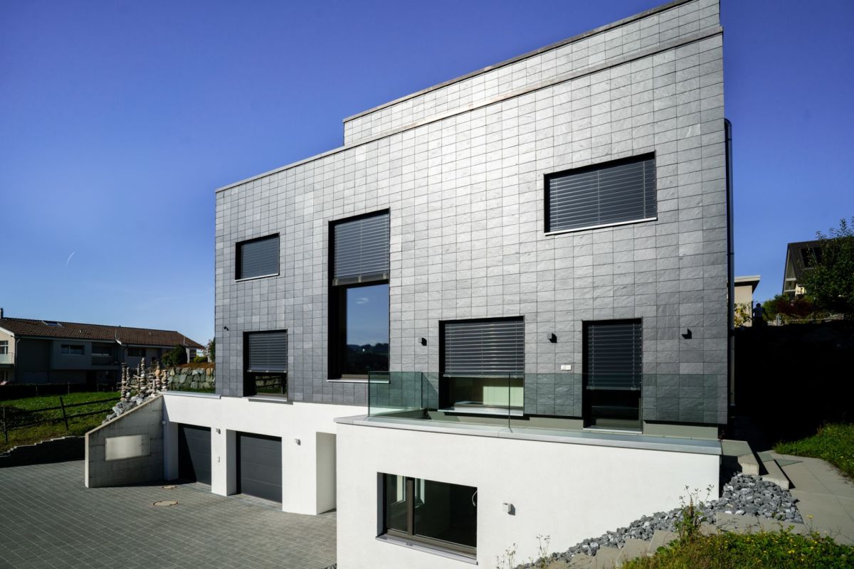 Modernes Einfamilienhaus mit Terrassen- und Garagenbereich