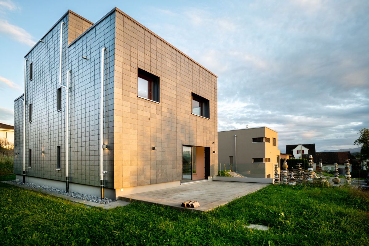 Modernes kubisches Wohnhaus im Außenbereich