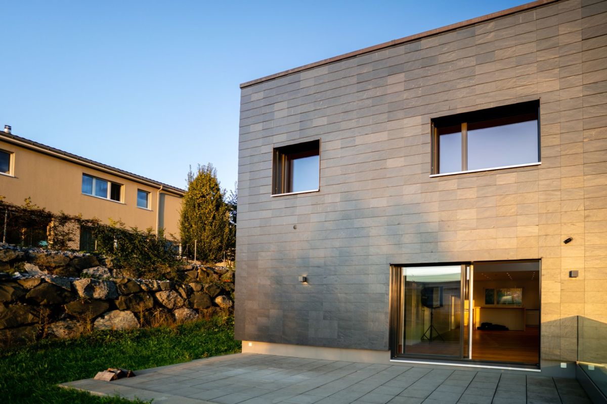 Moderne Hausfassade mit Terrasse