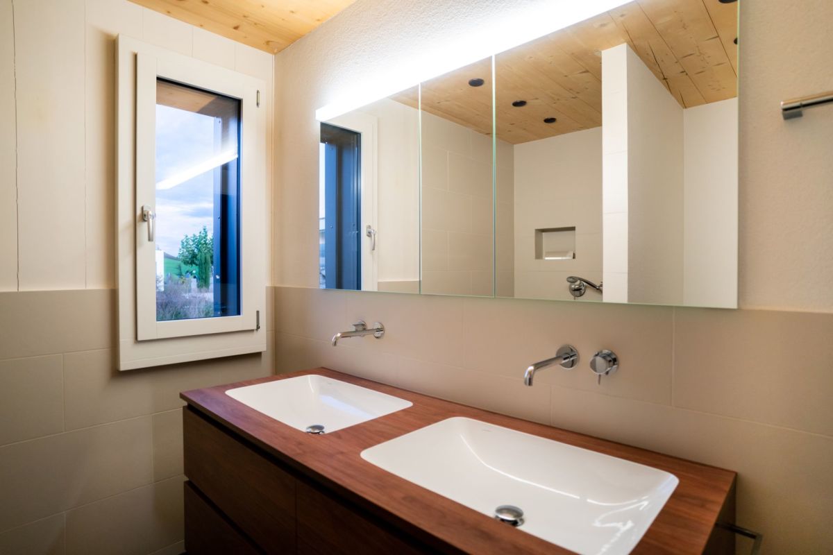 Modernes Doppelwaschbecken-Bad mit Holzoptik