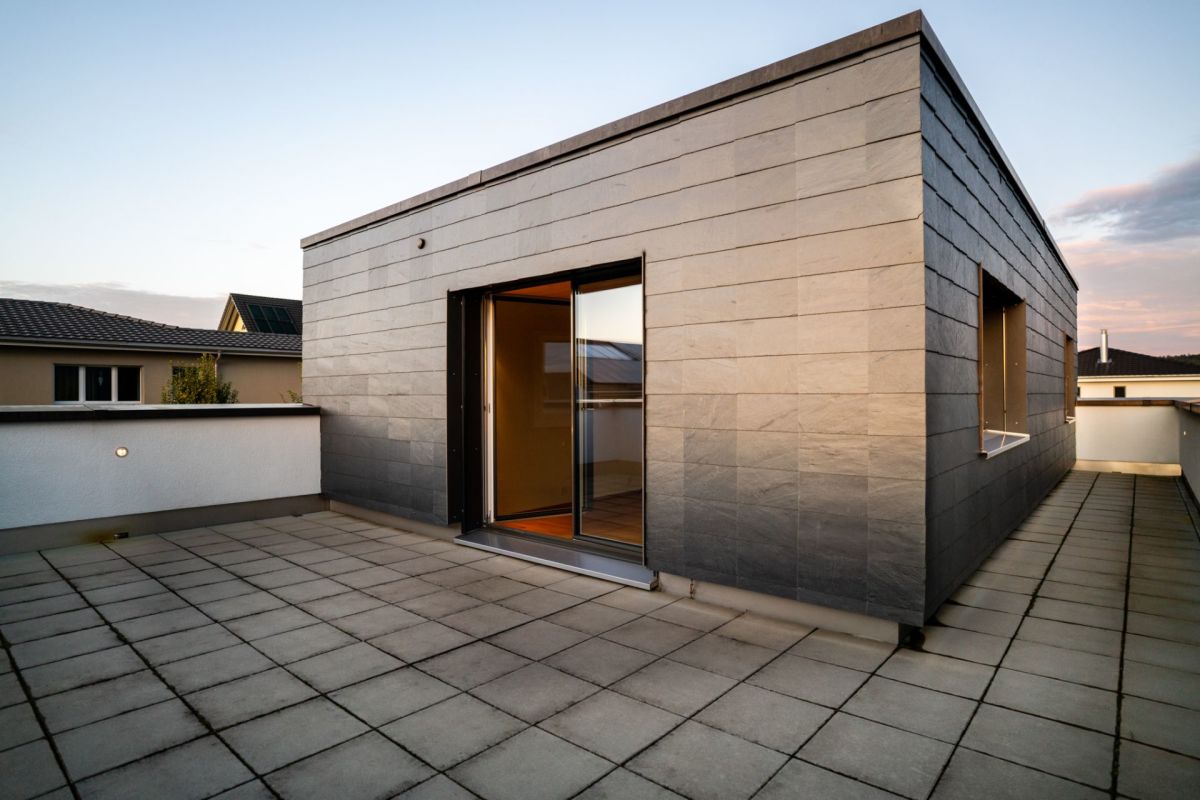 Moderne Dachterrasse mit Flachdach-Neubau