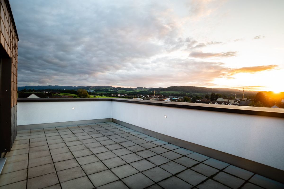 Dachterrasse mit Panoramablick bei Sonnenuntergang